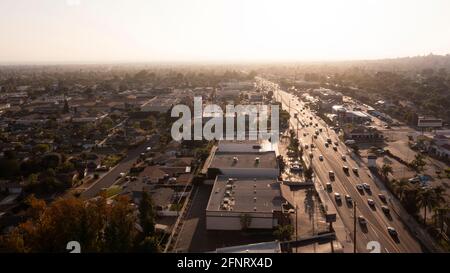 Sonnenuntergangs-Luftaufnahme des Stadtkerns von La Habra, Kalifornien, USA. Stockfoto