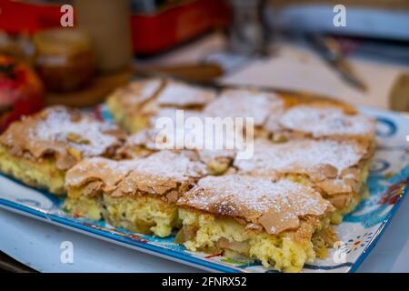 Köstlicher Apfelkuchen auf dem Tablett auf der Theke Stockfoto