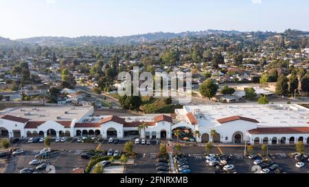 Sonnenuntergangs-Luftaufnahme des Stadtkerns von La Habra, Kalifornien, USA. Stockfoto