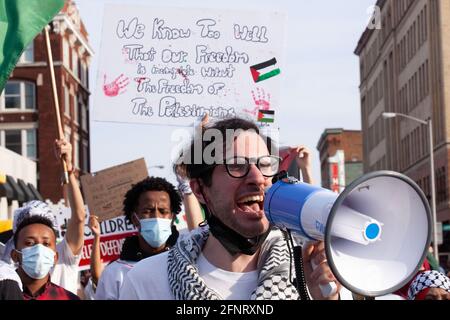 Columbus, Usa. Mai 2021. Während der Demonstration singt ein Protestler Slogans auf einem Megaphon. Demonstranten versammelten sich im Staatenhaus von Ohio, um gegen die israelische Besetzung Palästinas zu protestieren. Kredit: SOPA Images Limited/Alamy Live Nachrichten Stockfoto