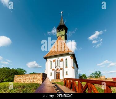 Historische Kirche in Ofoldeak Dorf Ungarn, alfold Region. Dies ist eine prächtige, renowierte Kirche, die im 15. Jahrhundert erbaut wurde. Der ungarische Name ist Szuz Stockfoto