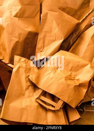 Ein Stapel brauner zerknitterter Papiertüten Stockfoto