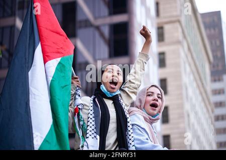 Columbus, Usa. Mai 2021. Demonstranten singen Parolen, während sie auf einem Lastwagen vor dem Staatenhaus von Ohio sitzen. Demonstranten versammelten sich im Staatenhaus von Ohio, um gegen die israelische Besetzung Palästinas zu protestieren. (Foto von Stephen Zenner/SOPA Images/Sipa USA) Quelle: SIPA USA/Alamy Live News Stockfoto