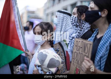 Columbus, Usa. Mai 2021. Familie steht während der Demonstration mit pro-palästinensischen Zeichen und Flagge. Demonstranten versammelten sich im Staatenhaus von Ohio, um gegen die israelische Besetzung Palästinas zu protestieren. (Foto von Stephen Zenner/SOPA Images/Sipa USA) Quelle: SIPA USA/Alamy Live News Stockfoto