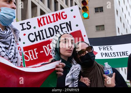 Columbus, Usa. Mai 2021. Pro-palästinensische Demonstranten trösten sich während der Demonstration. Demonstranten versammelten sich im Staatenhaus von Ohio, um gegen die israelische Besetzung Palästinas zu protestieren. (Foto von Stephen Zenner/SOPA Images/Sipa USA) Quelle: SIPA USA/Alamy Live News Stockfoto