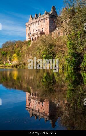 Sorn Castle spiegelte sich in den Gewässern des Flusses Ayr in East Ayrshire, Schottland, wider. Stockfoto