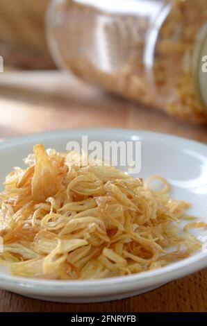 Frittierte Schalotten knackig (bawang goreng) auf Holzhintergrund Stockfoto