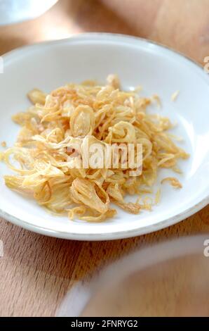 Frittierte Schalotten knackig (bawang goreng) auf Holzhintergrund Stockfoto