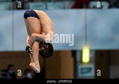 BUDAPEST, UNGARN - MAI 16: Riccardo Giovannini aus Italien tritt beim Men 10m Platform Final während der len European Aquatics Championships Diving an Stockfoto