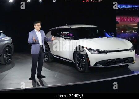 New York, Usa. Mai 2021. Präsident und CEO Sean Yoon spricht während der Enthüllung der neuen KIA EV6 und EV6GT Electric Cars im Times Square, New York. Kredit: SOPA Images Limited/Alamy Live Nachrichten Stockfoto