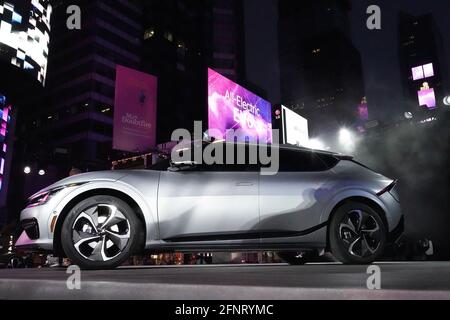 New York, Usa. Mai 2021. Das neue Kia EV6 GT Electric Car wird auf dem Times Square in New York vorgestellt. Kredit: SOPA Images Limited/Alamy Live Nachrichten Stockfoto