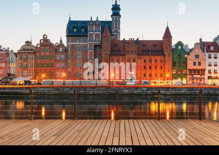 Fassaden alter mittelalterlicher Häuser an der Promenade in der Stadt Danzig. Polen. Blick auf den Fluss von der hölzernen Promenade Böschung Stockfoto