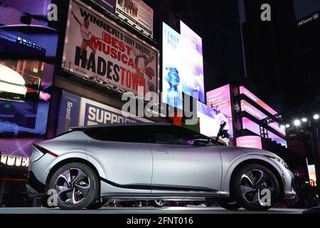 New York, Usa. Mai 2021. Das neue Kia EV6 GT Electric Car wird auf dem Times Square in New York vorgestellt. (Foto von Catherine Nance/SOPA Images/Sipa USA) Quelle: SIPA USA/Alamy Live News Stockfoto