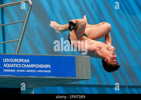 BUDAPEST, UNGARN - MAI 16: Riccardo Giovannini aus Italien tritt bei der Manns 10m Platform Preliminary während der len Schwimmeuropameisterschaften an Stockfoto