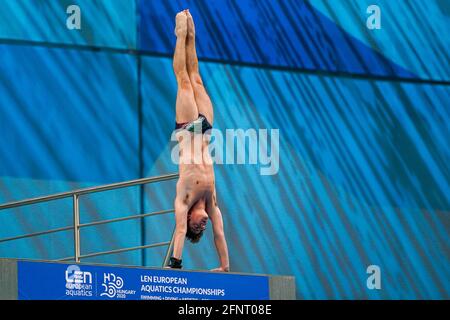 BUDAPEST, UNGARN - MAI 16: Riccardo Giovannini aus Italien tritt bei der Manns 10m Platform Preliminary während der len Schwimmeuropameisterschaften an Stockfoto