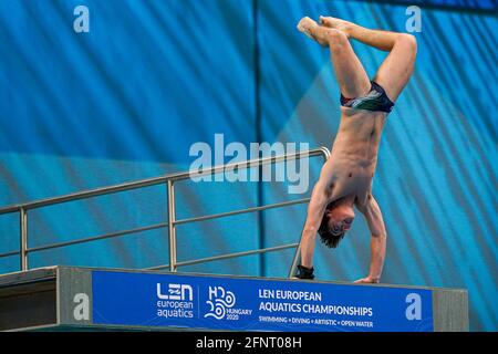 BUDAPEST, UNGARN - MAI 16: Riccardo Giovannini aus Italien tritt bei der Manns 10m Platform Preliminary während der len Schwimmeuropameisterschaften an Stockfoto