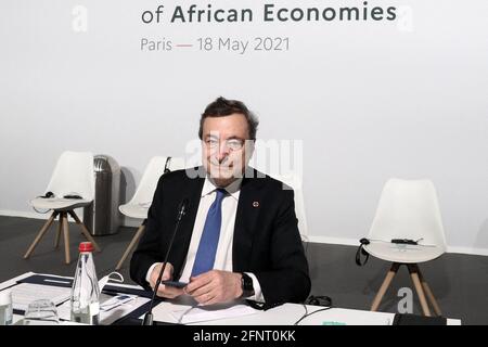 Italiens Premierminister Mario Draghi posiert vor der Eröffnungssitzung des Gipfels zur Finanzierung afrikanischer Volkswirtschaften am 18. Mai 2021 in Paris, Frankreich, für Bilder. Foto von Stephane Lemouton/Pool/ABACAPRESS.COM Stockfoto