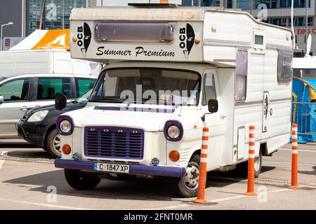 Classic 1970er Ford Mk1 Transit Wohnmobil-Truck auf dem Parkplatz geparkt. Camping und Wohnwagen. Stockfoto