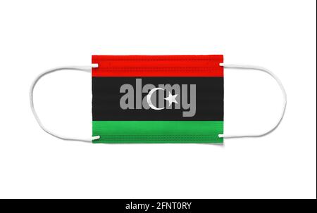 Flagge Libyens auf einer Einweg-OP-Maske. Weißer Hintergrund isoliert Stockfoto