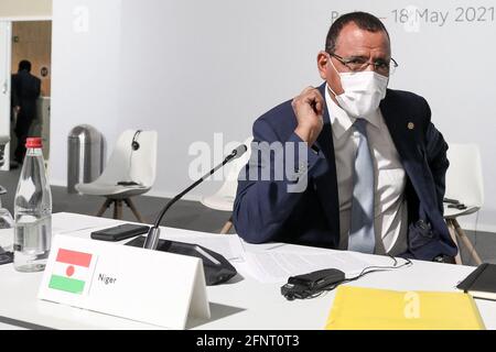 Nigers Präsident Mohamed Bazoum stellt sich vor der Eröffnungssitzung des Gipfels zur Finanzierung der afrikanischen Volkswirtschaften am 18. Mai 2021 in Paris, Frankreich, vor. Foto von Stephane Lemouton/Pool/ABACAPRESS.COM Stockfoto