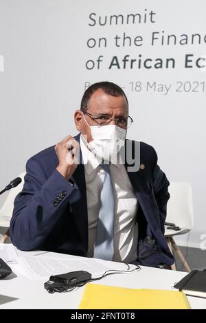 Nigers Präsident Mohamed Bazoum stellt sich vor der Eröffnungssitzung des Gipfels zur Finanzierung der afrikanischen Volkswirtschaften am 18. Mai 2021 in Paris, Frankreich, vor. Foto von Stephane Lemouton/Pool/ABACAPRESS.COM Stockfoto