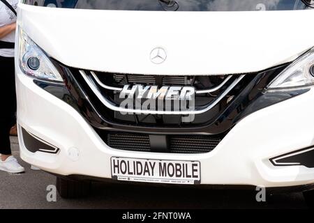 HYMER Mercedes Motorheim Vorderansicht und Holiday Mobile Lesen auf dem Nummernschild während der Camping und Caravanning Expo Show in Sofia, Bulgarien Stockfoto