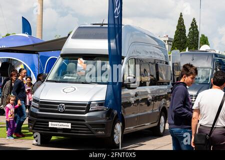 Der neue VW Grand California 600 Wohnmobil Wohnmobil und Besucher während der Camping and Caravanning Expo Show in Sofia, Bulgarien ab Mai 2021 Stockfoto