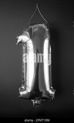 Silberfolie Ballon Nummer eins isoliert auf schwarzem Hintergrund Stockfoto
