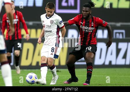 MAILAND, ITALIEN - MAI 16: Razvan Marin von Cagliari Calcio und Franck Jessie von AC Mailand während des Serie A-Spiels zwischen AC Mailand und Cagliari Calcio AT Stockfoto