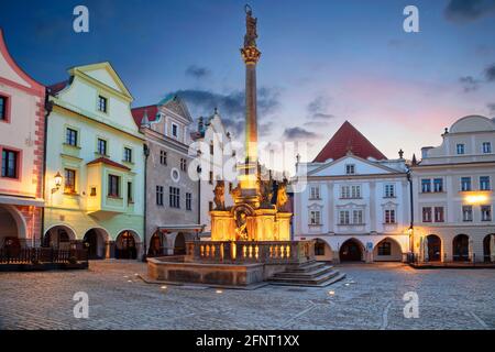 Cesky Krumlov. Stadtbild des Hauptplatzes von Cesky Krumlov mit traditioneller Architektur zur hellblauen Stunde. Stockfoto