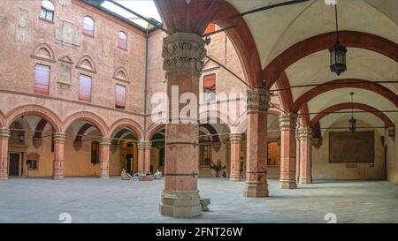 Innenhof des Palazzo di Accusio im historischen Stadtzentrum von Bologna, Emilia Romagna, Italien Stockfoto