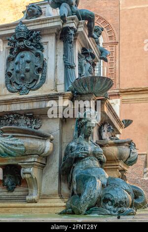 Nahaufnahme des bizarren Fontana del Nettuno an der Piazza Maggiore, Bologna Stockfoto