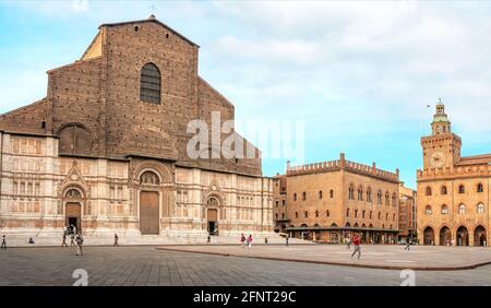 Basilika San Petronio an der Piazza Maggiore in der Altstadt von Bologna, Emilia-Romagna, Italien Stockfoto