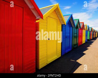 Whitby Beach Hütten. Die farbenfrohen Strandhütten mit Blick auf Whitby Beach in North Yorkshire. Stockfoto