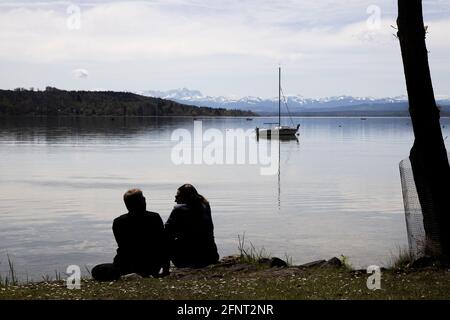 Ehepaar am Ufer des Ammersees in Herrsching, Oberbayern, Deutschland, Europa. Stockfoto