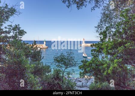 Blick auf die Anlegestellen, die den Eingang zum Hafen von Bastia, Korsika, mit seinen zwei Leuchttürmen markieren Stockfoto