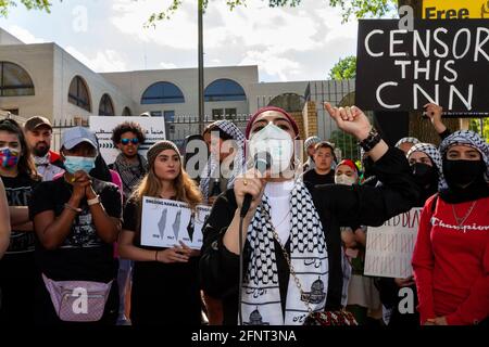 Washington, DC, USA, 18. Mai 2021. Im Bild: Ein Demonstrant spricht leidenschaftlich zu den Hunderten von Menschen, die vor der israelischen Botschaft versammelt waren, um gegen Israels Aktionen in Gaza und Jerusalem zu protestieren. Kredit: Allison Bailey / Alamy Live Nachrichten Stockfoto