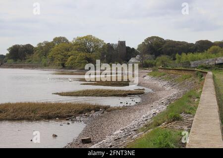 Spaziergang am Fluss entlang der Mündung des Flusses Stockfoto