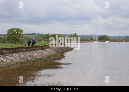 Spaziergang am Fluss entlang der Mündung des Flusses Stockfoto