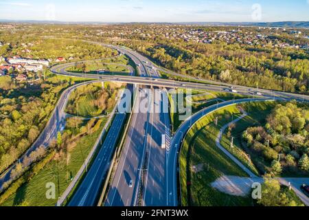 Mehrstufige Autobahnkreuzung. Spaghetti-Kreuzung auf der internationalen Autobahn A4, dem Teil der Autobahn um Krakau, Polen. Luftaufnahme Stockfoto