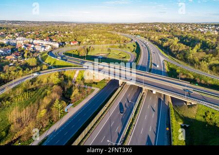 Autobahnkreuz auf der A4-Ringlinie um Krakau, Polen. Überholkreuzung mit Zufahrtsstraßen, Viadukten und Verkehr. Luftaufnahme Stockfoto