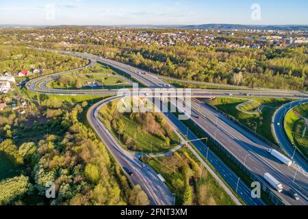 Autobahnkreuz auf mehreren Ebenen. Spaghetti-Kreuzung auf der internationalen Autobahn A4, dem Teil der Autobahn um Krakau, Polen. Luftaufnahme Stockfoto