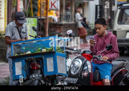 Ubud, Bali, Indonesien - 6. September 2016: Menschen auf den Straßen von Ubud, Indonesien. Stockfoto