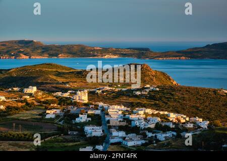 Blick auf das Dorf Plaka auf der Insel Milos bei Sonnenuntergang Griechenland Stockfoto