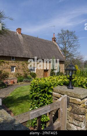 Freistehendes Steinhaus mit Reetdach im Dorf Badby, Northamptonshire, Großbritannien Stockfoto