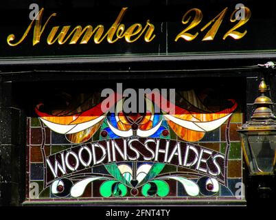 Nahaufnahme des verglasten Außenfensters, Woodin's Shades Pub, London, Großbritannien Stockfoto