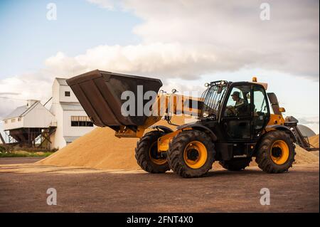 Körnerelevator. Getreidespeicher mit mechanischer Ausrüstung für Empfang, Reinigung, Trocknung, Getreideversand. Landwirtschaftlicher Bauernhof ländliche Landschaft. Getreidetraktor Stockfoto
