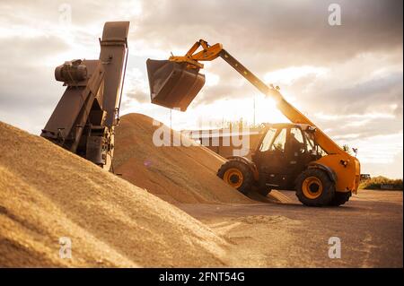 Körnerelevator. Getreidespeicher mit mechanischer Ausrüstung für Empfang, Reinigung, Trocknung, Getreideversand. Landwirtschaftlicher Bauernhof ländliche Landschaft. Getreidetraktor Stockfoto