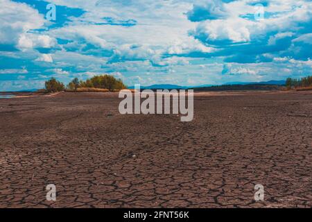 Landschaft mit zerrissenen Erde am Boden der ausgetrockneten see Stockfoto