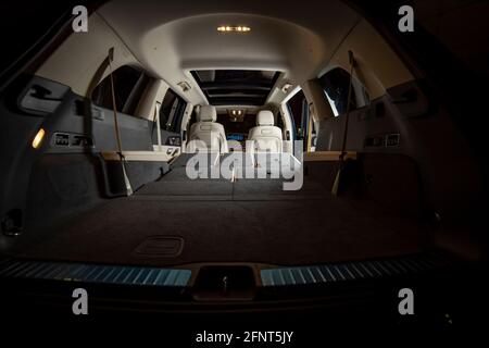 moskau, russland - 24. dezember 2019: Hintere Sitzreihe in flacher Flor gefaltet. Leere Innenraum der Limousine Premium SUV Mercedes GLS Klasse in der Nacht schießen. Stockfoto